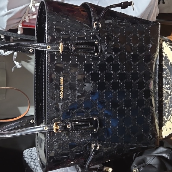 Michael Kors Handbags - NWT Michael Kors black patent leather Voyager tote